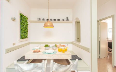 La Terrazza Vista Mare Di Marco: Zimmer, Eigentum, Möbel, Gelb, Interior Design, Grün, Esszimmer, Gebäude, Tabelle, Haus