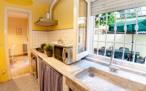 Angelina: Eigentum, Zimmer, Countertop, Gebäude, Interior Design, Haus, Möbel, Grundeigentum, Gelb, Küche