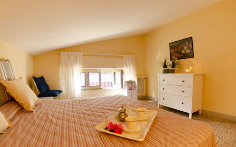 Angelina: Zimmer, Eigentum, Möbel, Interior Design, Fussboden, Wohnzimmer, Gelb, Gebäude, Decke, Haus