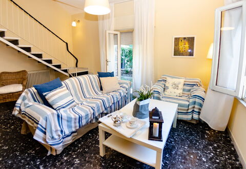 Angelina: Zimmer, Möbel, Eigentum, Wohnzimmer, Interior Design, Blau, Gelb, Gebäude, Schlafzimmer, Grundeigentum