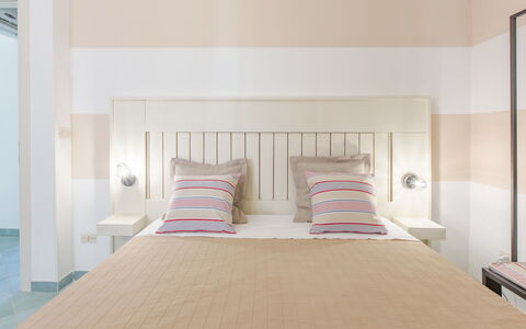 Casa Rosa: Schlafzimmer, Möbel, Zimmer, Bett, Eigentum, Interior Design, Bettdecke, Fussboden, Bettrahmen, Decke