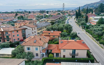 Gardagate - Garda Resort: Wohngebiet, Nachbarschaft, \Stadt, Stadtgebiet, Vorort, Dach, Menschliche Siedlung, Eigentum, Stadt, Haus