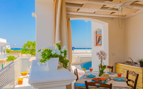 Appartamento Pineta Mare: Pflanze, Tabelle, Himmel, Eigentum, Möbel, Azurblau, Interior Design, Zimmerpflanze, Holz, Schatten