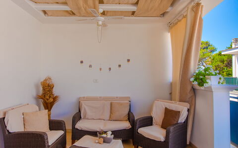 Appartamento Pineta Mare: Möbel, Eigentum, Stuhl, Tabelle, Holz, Beleuchtung, Interior Design, Die Architektur, Fussboden, Flooring