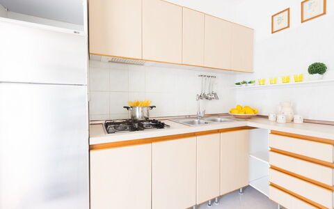 Villa Anna: Gelb, Zimmer, Küche, Eigentum, Cabinetry, Möbel, Countertop, Orange, Interior Design, Fliese
