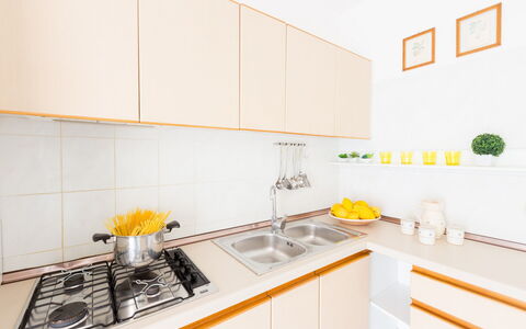 Villa Anna: Gelb, Zimmer, Küche, Eigentum, Countertop, Möbel, Interior Design, Fliese, Grundeigentum, Gebäude