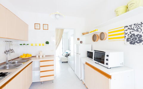 Villa Anna: Zimmer, Eigentum, Gelb, Möbel, Küche, Interior Design, Gebäude, Orange, Haus, Cabinetry