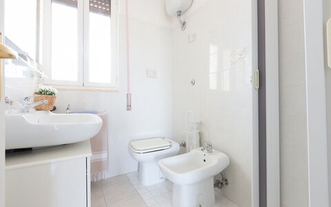 Villa Anna: Badezimmer, Eigentum, Zimmer, Interior Design, Armatur, Die Architektur, Toilette, Grundeigentum, Fliese, Zapfhahn