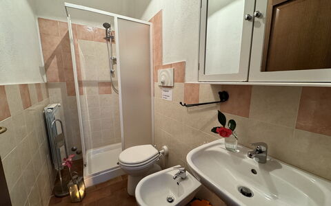 Podere Di Mero Casolare: Flooring, Fussboden, Interior Design, Armatur, Zimmer, Sinken, Installation, Zapfhahn, Badezimmer, Toilette