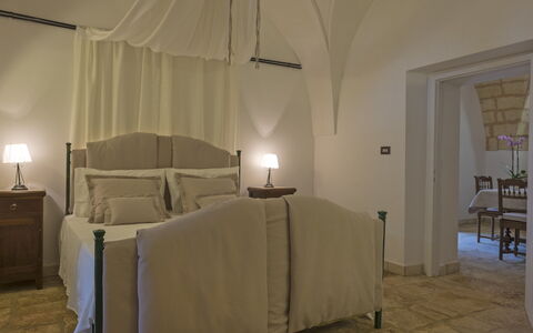 Masseria Pagliamonte: Zimmer, Eigentum, Möbel, Schlafzimmer, Interior Design, Bett, Wand, Fussboden, Beleuchtung, Gebäude