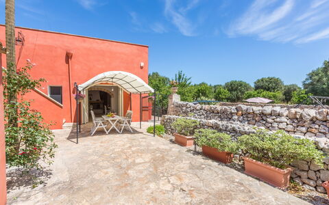 Masseria Pagliamonte: Himmel, Pflanze, Wolke, Eigentum, Landschaft, Wohngebiet, Baum, Ländliches Gebiet, Freizeit, Fassade