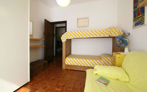 Villa Del Forte: Zimmer, Möbel, Bett, Gelb, Eigentum, Interior Design, Schlafzimmer, Fussboden, Bettdecke, Wand