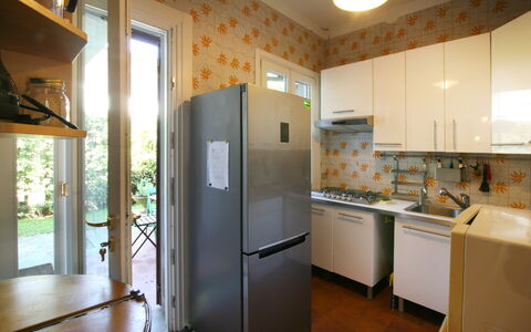 Villa Del Forte: Zimmer, Eigentum, Küche, Haus, Gebäude, Kühlschrank, Major Appliance, Countertop, Interior Design, Cabinetry