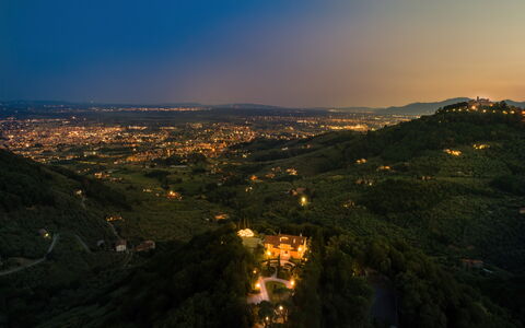 Villa Alfresco: Natur, Horizont, Landschaft, Hügel, Menschliche Siedlung, Abend, Nacht, Bergstation, Dämmerung, Vogelperspektive
