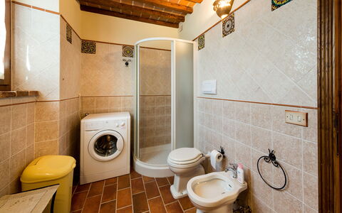 Casale Vacanze Il Granaio: Badezimmer, Eigentum, Zimmer, Toilette, Haus, Gebäude, Interior Design, Armatur, Grundeigentum, Fussboden