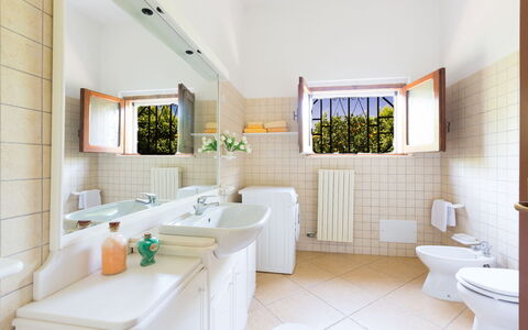Villa Mediterranea: Badezimmer, Zimmer, Eigentum, Interior Design, Gebäude, Haus, Fliese, Fussboden, Möbel, Badewanne
