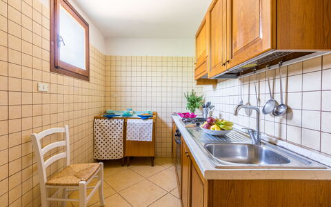 Villa Mediterranea: Eigentum, Zimmer, Cabinetry, Countertop, Küche, Gebäude, Möbel, Interior Design, Haus, Grundeigentum
