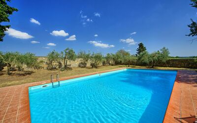 Tenuta Bibbiano: Schwimmbad, Eigentum, Grundeigentum, Freizeit, Urlaub, Estate, Himmel, Haus, Resort, Baum