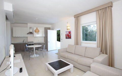 Residence Montesarago: Tabelle, Eigentum, Couch, Möbel, Komfort, Wohnzimmer, Holz, Studio Couch, Gebäude, Bilderrahmen
