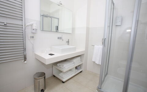 Residence Montesarago: Zapfhahn, Sinken, Eigentum, Armatur, Spiegel, Badezimmer, Gebäude, Bad Sink, Interior Design