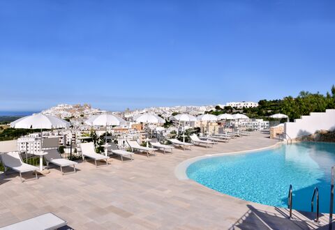 Residence Montesarago: Himmel, Wasser, Gebäude, Schwimmbad, Sonnenliege, Gartenmöbel, Strandresort, Schatten, Küsten Und Ozeanische Forms, Haus