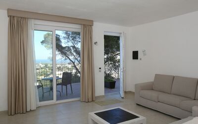 Villa Eos: Möbel, Couch, Holz, Komfort, Interior Design, Schatten, Studio Couch, Fussboden, Wohnzimmer