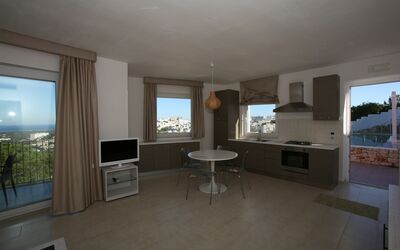 Villa Zeus: Möbel, Couch, Tabelle, Gebäude, Fernsehen, Holz, Wohnzimmer, Flooring, Schatten, Fussboden