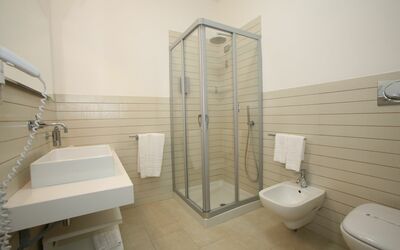 Villa Atena: Armatur, Eigentum, Badezimmer, Toilette, Schwarz, Zapfhahn, Gebäude, Lila, Interior Design