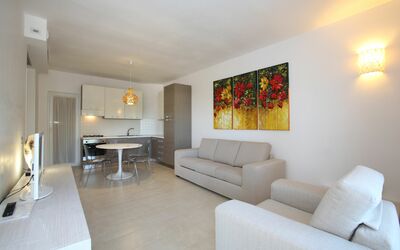 Villa Minerva: Bilderrahmen, Möbel, Couch, Tabelle, Gebäude, Eigentum, Komfort, Lampe, Interior Design, Wohnzimmer