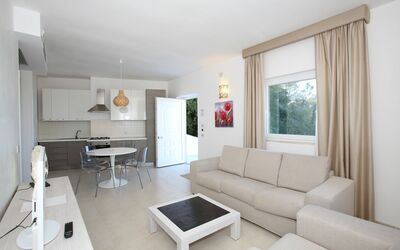 Villa Ecate: Tabelle, Eigentum, Couch, Möbel, Komfort, Wohnzimmer, Holz, Studio Couch, Gebäude, Bilderrahmen
