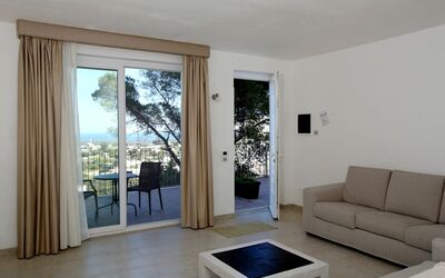 Villa Aurora: Möbel, Couch, Komfort, Holz, Interior Design, Wohnzimmer, Fussboden, Schatten, Studio Couch