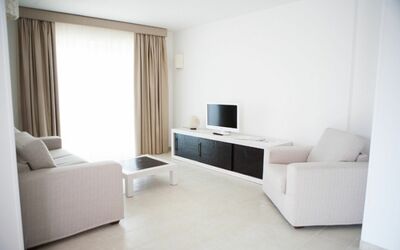 Villa Artemide: Eigentum, Couch, Möbel, Komfort, Gebäude, Vorhang, Holz, Interior Design, Wohnzimmer