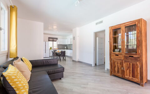 Villa Stella Cadente: Möbel, Cabinetry, Gebäude, Tür, Holz, Flooring, Haus, Interior Design, Komfort, Schublade