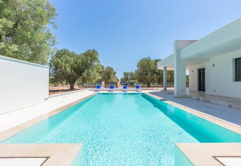 Villa Stella Cadente: Wasser, Himmel, Gebäude, Schwimmbad, Azurblau, Baum, Schatten, Rechteck, Gras, Freizeit