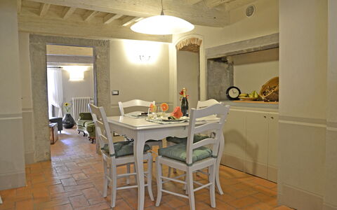 Appartamento Tommasi Fierli: Zimmer, Eigentum, Möbel, Gebäude, Interior Design, Fussboden, Haus, Esszimmer, Decke, Tabelle