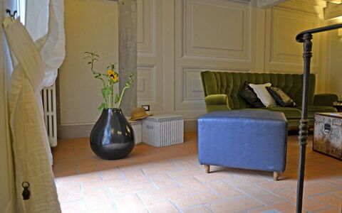 Appartamento Tommasi Fierli: Zimmer, Fussboden, Eigentum, Möbel, Interior Design, Fliese, Gebäude, Flooring, Haus, Grundeigentum