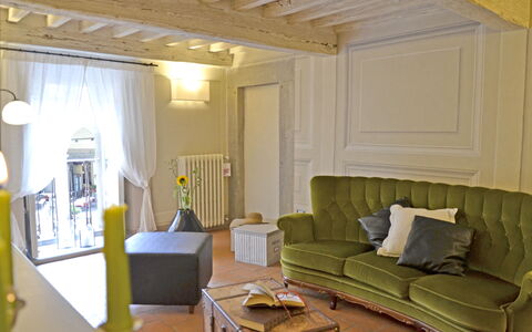 Appartamento Tommasi Fierli: Wohnzimmer, Zimmer, Eigentum, Möbel, Interior Design, Gebäude, Gelb, Decke, Haus, Wand