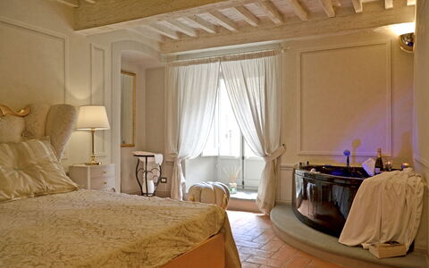 Appartamento Tommasi Fierli: Zimmer, Möbel, Schlafzimmer, Bett, Eigentum, Interior Design, Bettdecke, Bettrahmen, Vorhang, Suite