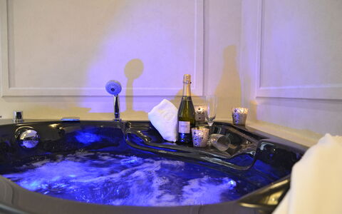 Appartamento Tommasi Fierli: Jacuzzi, Blau, Zimmer, Eigentum, Zapfhahn, Badewanne, Wasser, Armatur, Badezimmer, Sinken
