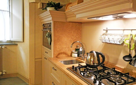 Appartamento Tommasi Fierli: Countertop, Zimmer, Sinken, Küche, Cabinetry, Eigentum, Möbel, Herd, Interior Design, Gebäude
