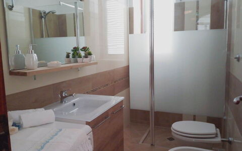 Villa Fontanelle: Spiegel, Sinken, Armatur, Bad Sink, Zapfhahn, Eigentum, Weiss, Badezimmer, Interior Design, Gebäude