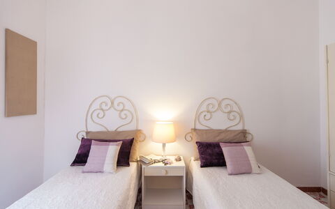Villa Fontanelle: Möbel, Komfort, Holz, Interior Design, Kissen, Fussboden, Bett, Gebäude, Wand