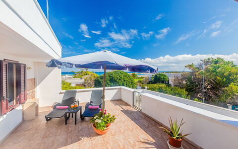 Villa Pantanagianni Beach: Pflanze, Wolke, Himmel, Möbel, Gebäude, Azurblau, Blumentopf, Schatten, Gartenmöbel, Stuhl
