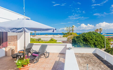 Villa Pantanagianni Beach: Himmel, Wolke, Pflanze, Blumentopf, Gartenmöbel, Wasser, Schatten, Stuhl, Strandresort, Schwimmbad