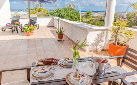 Villa Pantanagianni Beach: Tabelle, Möbel, Pflanze, Eigentum, Geschirr, Gebäude, Blumentopf, Himmel, Azurblau, Stuhl