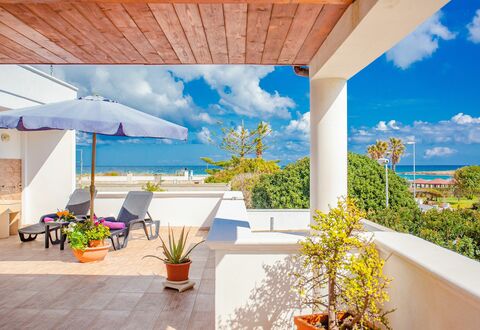 Villa Pantanagianni Beach: Wolke, Himmel, Pflanze, Eigentum, Möbel, Gebäude, Blumentopf, Azurblau, Strandresort, Schatten