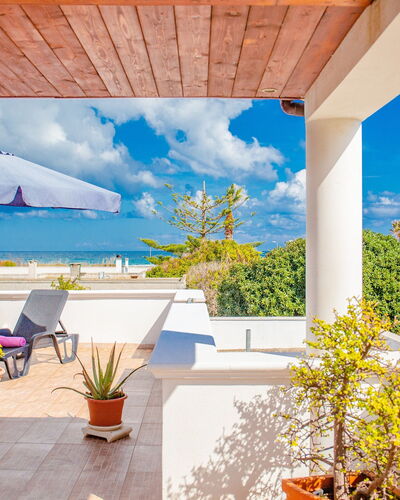 Villa Pantanagianni Beach: Wolke, Himmel, Pflanze, Eigentum, Möbel, Gebäude, Blumentopf, Azurblau, Strandresort, Schatten
