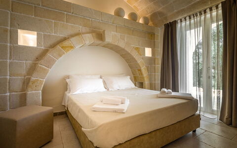 Corte dei Messapi | Sleeps 24: Schlafzimmer, Bett, Möbel, Zimmer, Eigentum, Wand, Interior Design, Bettrahmen, Bettdecke, Suite