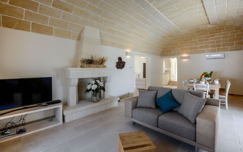 Corte dei Messapi | Sleeps 24: Wohnzimmer, Zimmer, Eigentum, Interior Design, Möbel, Gebäude, Decke, Wand, Haus, Fussboden