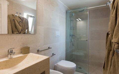 Corte dei Messapi | Sleeps 24: Armatur, Zimmer, Die Architektur, Eigentum, Wand, Interior Design, Bad Sink, Toilette, Fliese, Toilleten Sitz